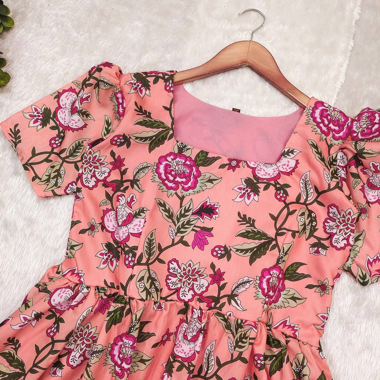 Elora Maxi: Elegant Short Floral Dress for Any Event
