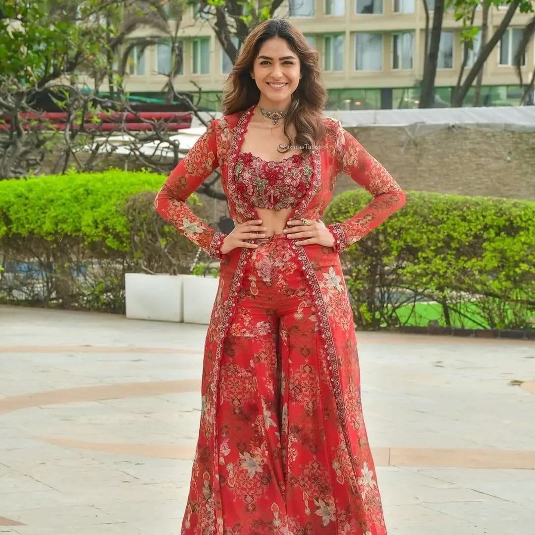 Mrunal Thakur Ispired Out Fit
